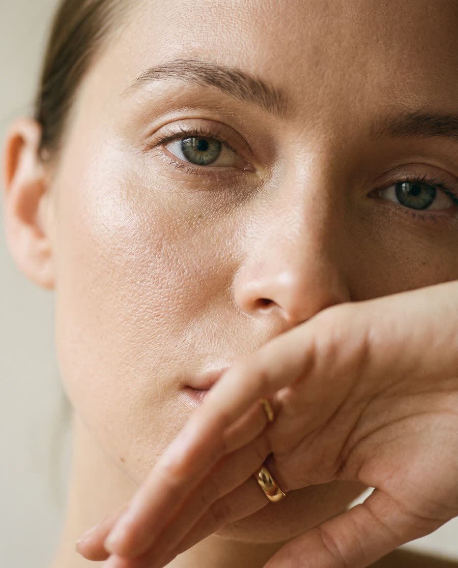 Mujer en calma, cuidada con dedicación en NARÉ